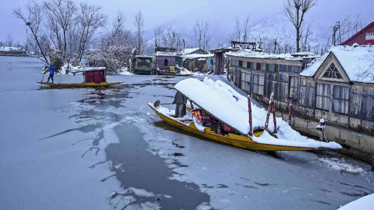 कश्मीर में झीलें व नदियां बर्फ में तब्दील, सांकेतिक तस्वीर