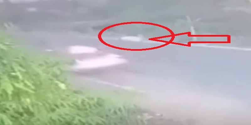 शहर में इस जगह सड़क पर चलते पति-पत्नी को उड़ा गई तेज रफ्तार कार, महिला की मौत, पति की हालत गंभीर