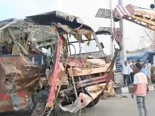 शहर में इस जगह बस से टकराया ट्रक, उछलकर सड़क पर गिरे बाराती