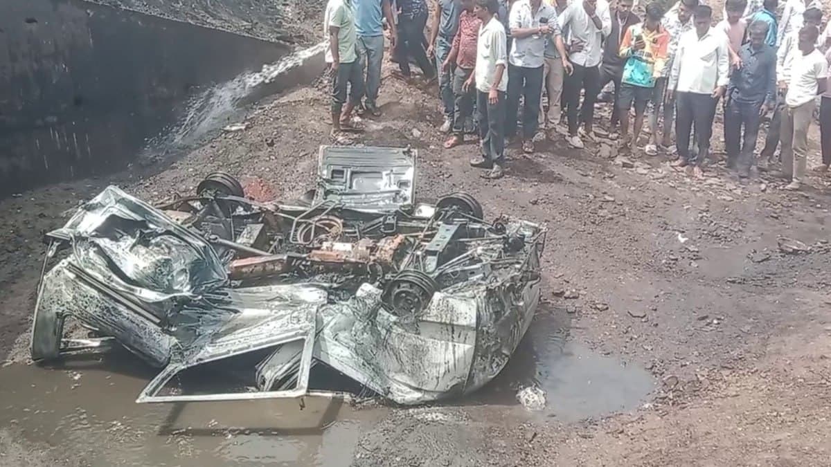 कार-वैन में भिड़ंत के बाद लगी भीषण आग, चालक जिंदा जला, हाईवे पर मची अफरा-तफरी