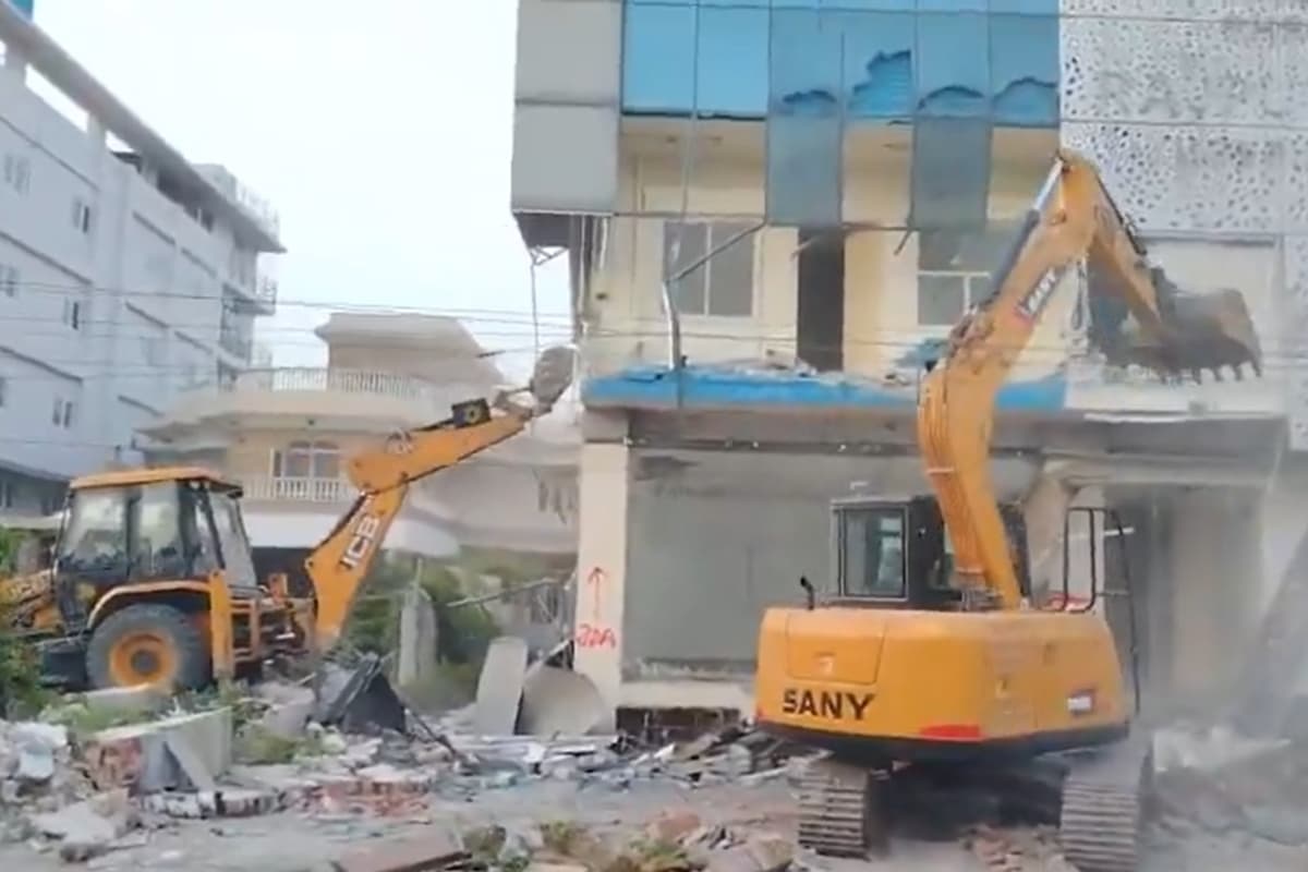 शहर में इस जगह अतिक्रमण पर चलीं 31 JCB, अफसरों से उलझे बीजेपी MLA; यहां 160 फीट चौड़ी होगी सड़क