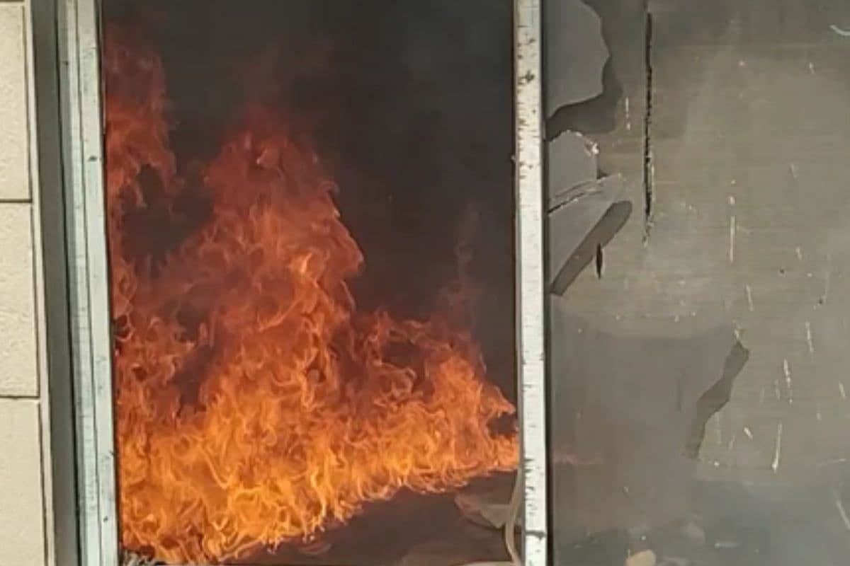शहर की इस होटल में भीषण आग लगने से मची अफरा-तफरी, जिंदा जला एक युवक