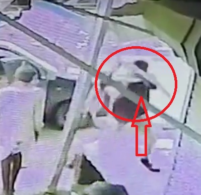 ब्रेकिंग: पूर्व-बॉयफ्रेंड ने सरकारी महिला टीचर का तलवार से किया मर्डर, बस स्टैंड पर किया हमला