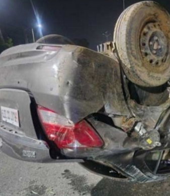 बीकानेर: तेज रफ्तार कार डिवाइडर तोड़कर पलटी, एक युवक घायल