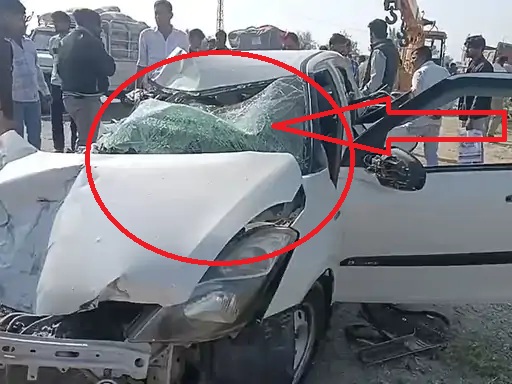 हाईवे कार कार और ट्रक में टक्कर, 2 की मौत, गाड़ी के आगे का हिस्सा पूरा बिखरा