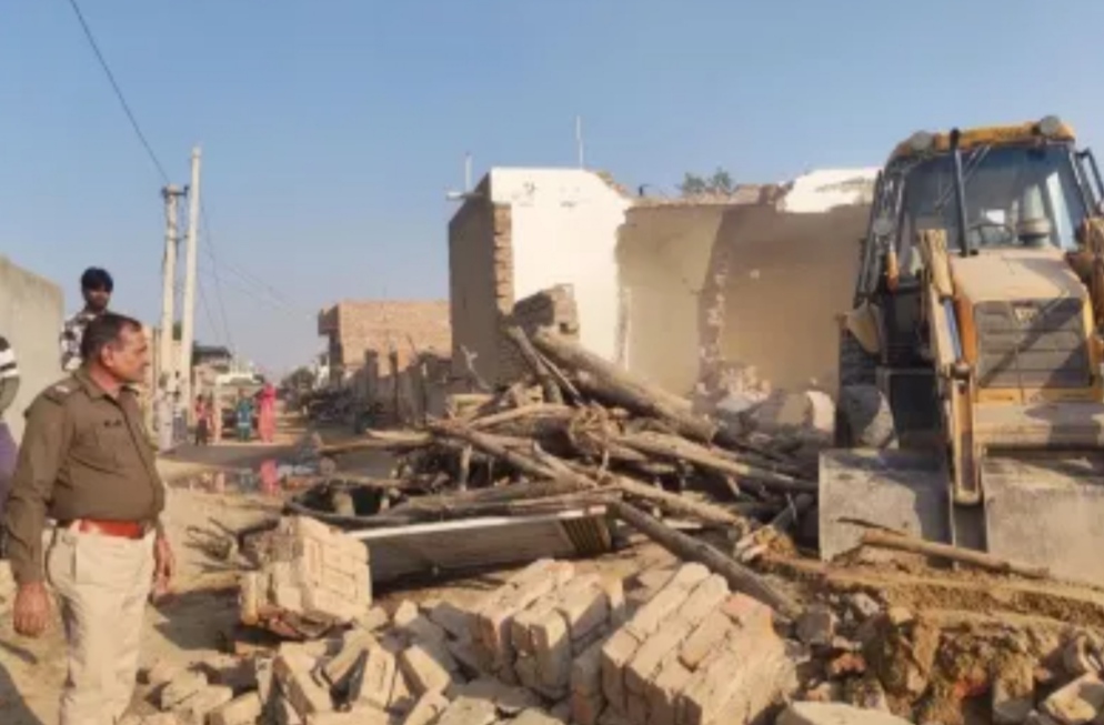 हिस्ट्रीशीटर के घर पर चला बुलडोजर